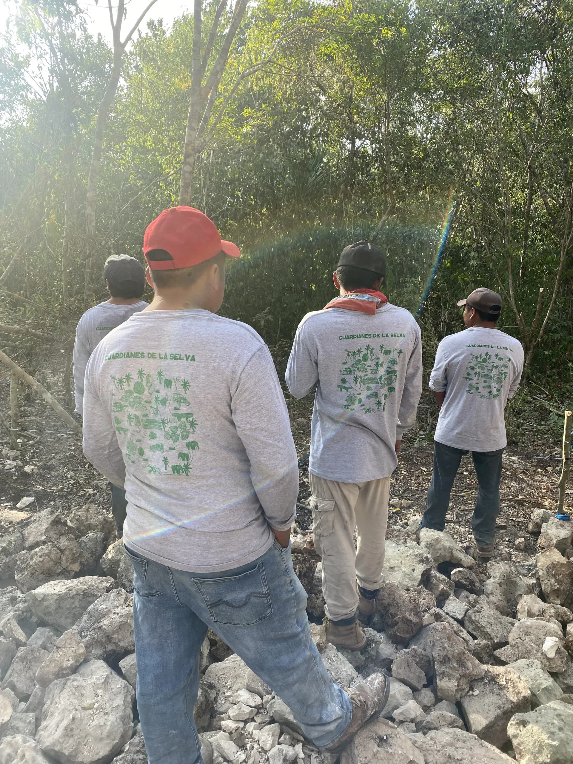 Guardianes de la selva — equipo de campo de Lula Sanctuary